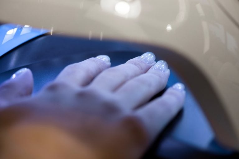 Anvisa proíbe substâncias usadas em cosméticos e esmaltes em gel por riscos de câncer.