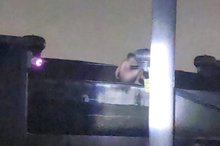 Homem nu sobe em telhados, assusta moradores e mobiliza polícia no PR