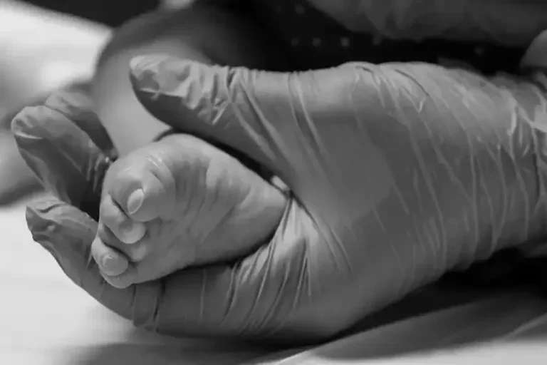 Bebê que chorou no próprio velório morre um dia após ser resgatado