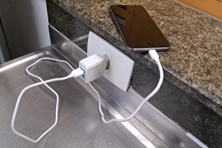Usuários de smartphones devem ficar atentos para evitar acidentes.