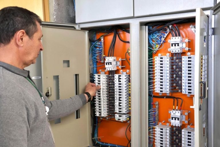 Corpo de Bombeiros orienta sobre cuidados com eletricidade.