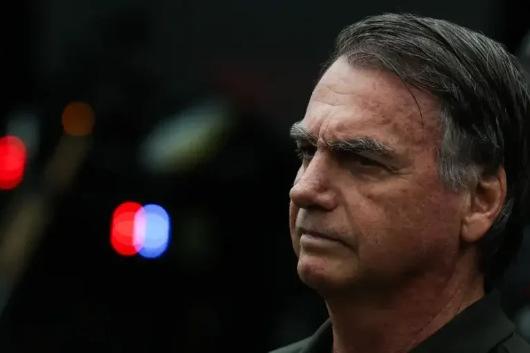 Bolsonaro teria tentado romper tornozeleira antes de ser preso pela PF