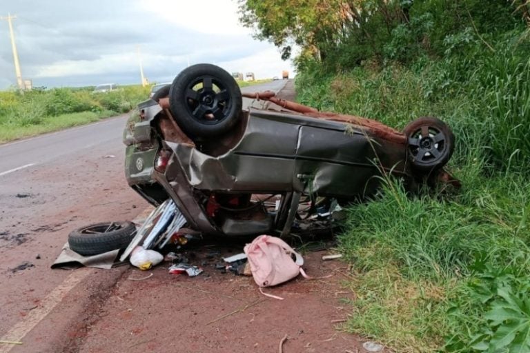Capotamento na BR-163 deixa oito feridos, incluindo crianças de 4 a 13 anos.