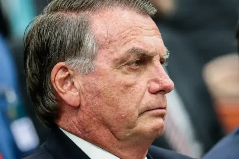Confira se Bolsonaro terá direito à 'saidinha de Natal' após atualização da lei.