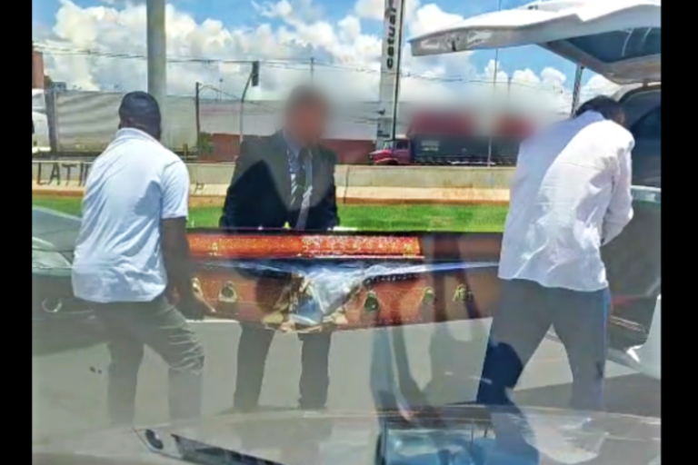 Caixão Cai De Carro Funerário E Surpreende Condutores; Com Vídeo
