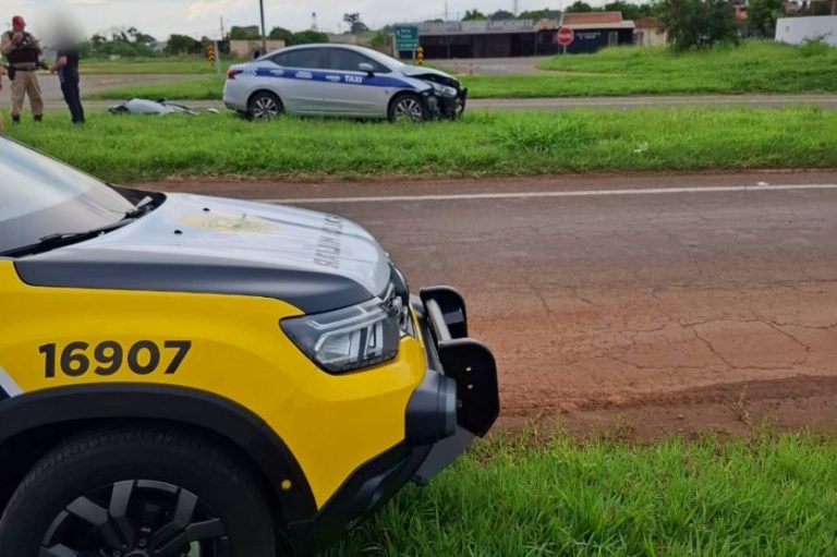 Colisão Entre Carro E Caminhão Na Pr 323 Resulta Em Prejuízos
