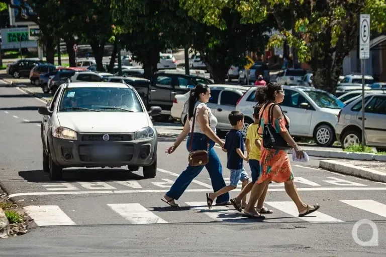 Comércio de rua de Umuarama atende a população até as 17h neste sábado.
