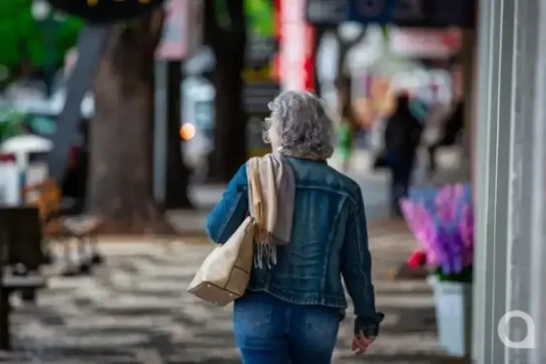 Comércio de rua segue aberto até as 17h neste sábado, em Umuarama.