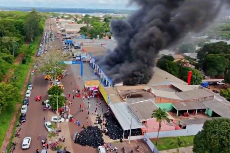 Salto Del Guairá Equipes Controlam Incêndio Na Mitsuo (3)