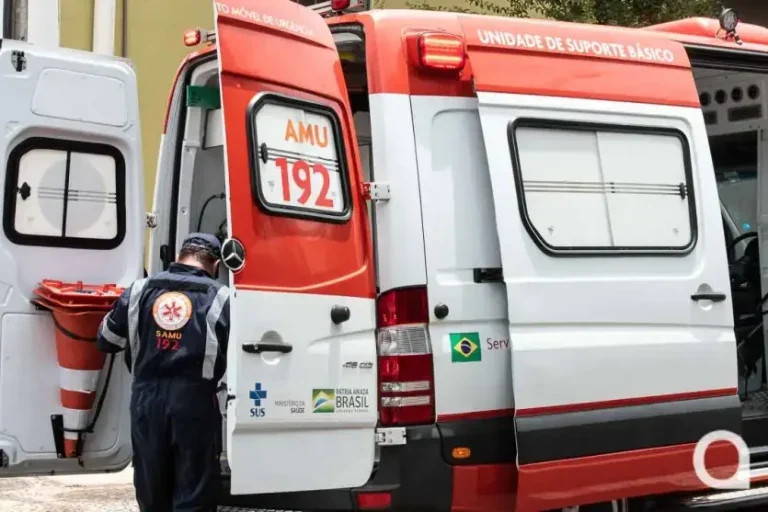 Colisão de Biz e Saveiro deixa motociclista ferida na avenida Apucarana.