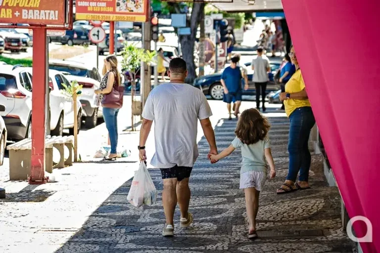 Comércio de rua de Umuarama atende consumidores até as 17h.