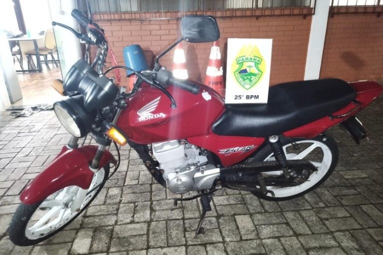 Jovem sem habilitação é flagrado conduzindo motocicleta no Centro de Pérola.