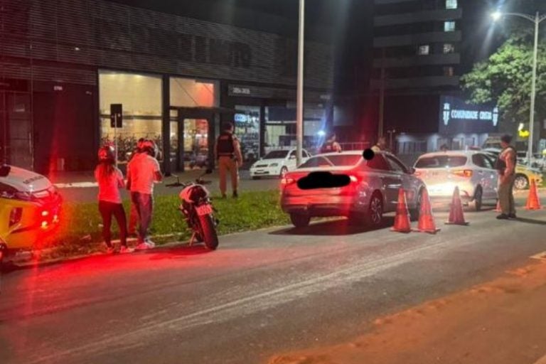 PM emite notificações de trânsito durante Operação Lei Seca.