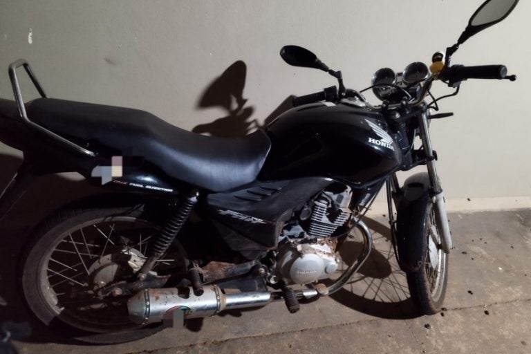 PM apreende motocicletas e autua condutores sem CNH em Tapira e Tapejara.