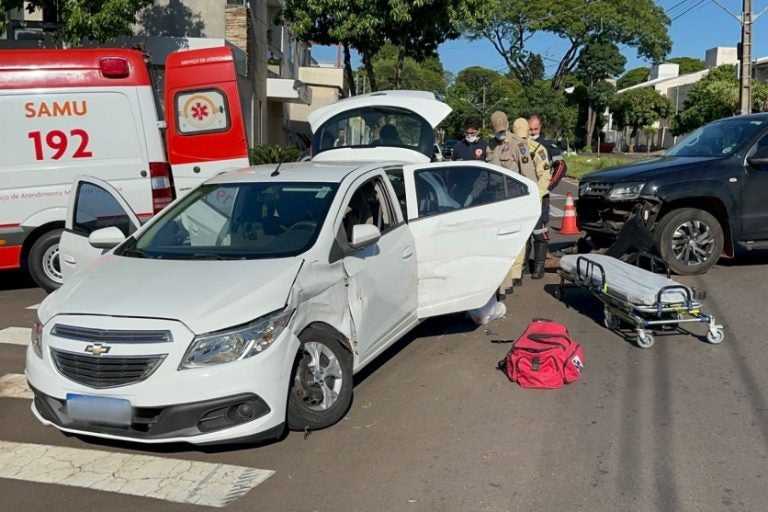 Mulher é socorrida após colisão entre carro e caminhonete em Umuarama.