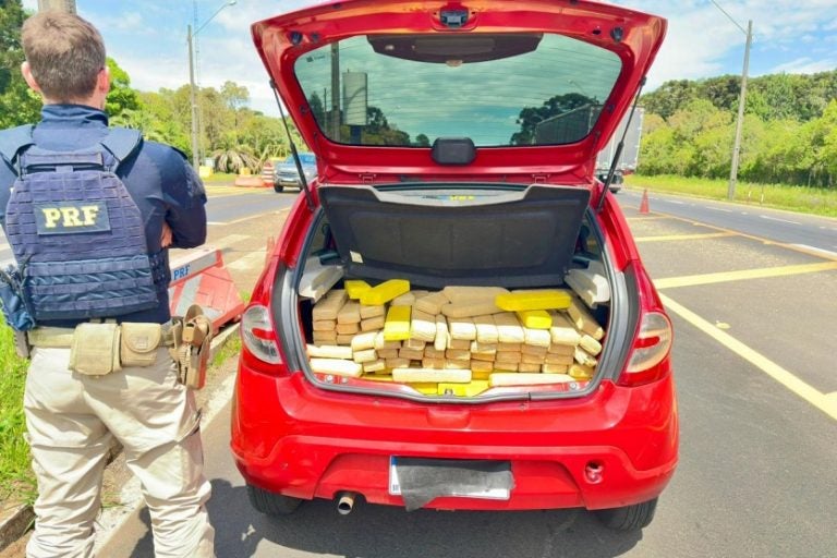 Veículo carregado em Umuarama é apreendido com 200 kg de maconha em Guarapuava.