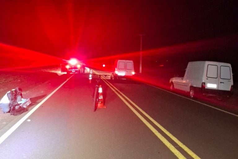 Ciclista que empurrava bicicleta morre atropelado por Fiorino na PR-551.