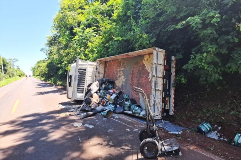 Caminhão de Umuarama tomba após sair da pista na PR-082 em Rondon.