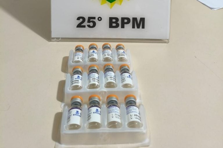 PM apreende medicamento para emagrecer contrabandeado na PR-323, em Umuarama.