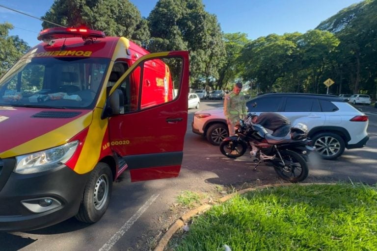 Motociclista colide na lateral de SUV na Av. Parigot de Souza e Siate é mobilizado.