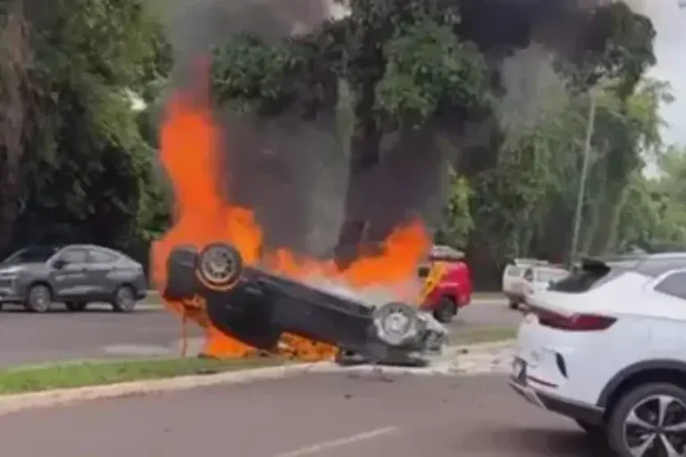 Médico oftalmologista morre carbonizado após capotamento em Maringá.