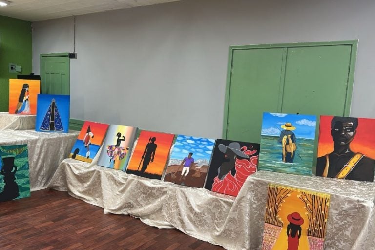 Exposição no Colégio José Balan reúne 53 telas feitas por alunos sobre cultura negra e indígena