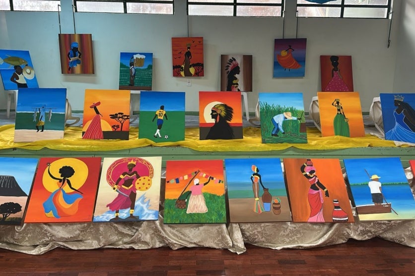 Exposição no Colégio José Balan reúne 53 telas feitas por alunos sobre cultura negra e indígena