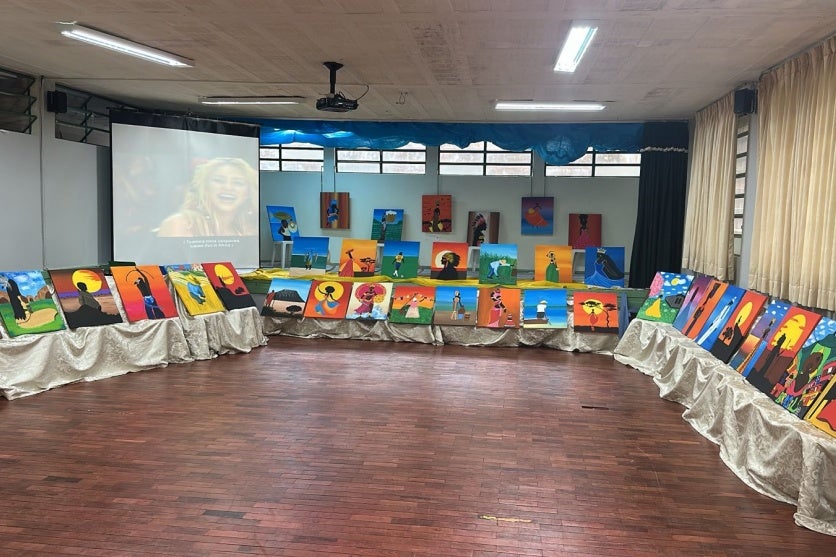 Exposição no Colégio José Balan reúne 53 telas feitas por alunos sobre cultura negra e indígena