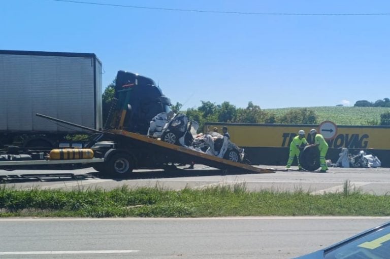 Carro é esmagado entre caminhões na BR-376 e três pessoas perdem a vida.