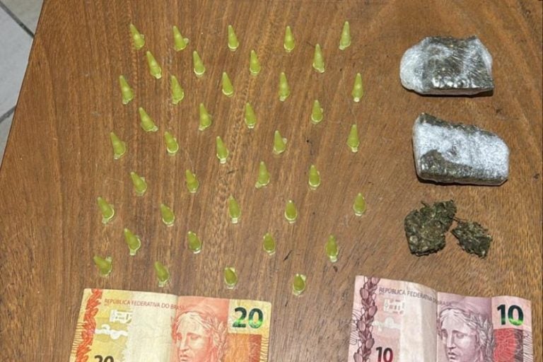 Dupla é detida com 40 pinos de cocaína no Parque Dom Pedro I.