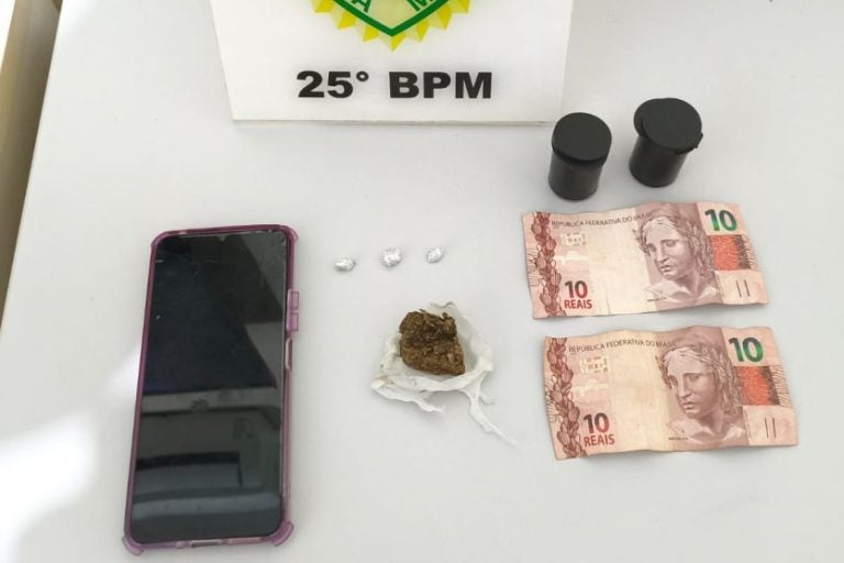 Homem é detido em flagrante de drogas em praça de Douradina.