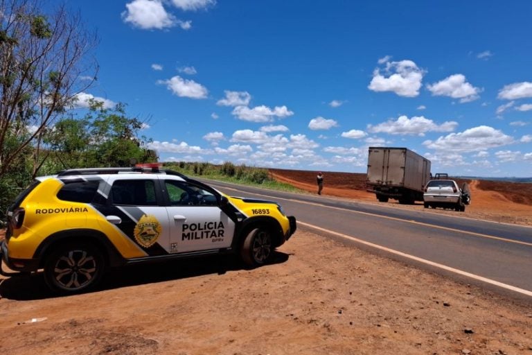 Condutor fica ferido ao colidir em traseira de caminhão ao tentar ultrapassagem na PR-461.