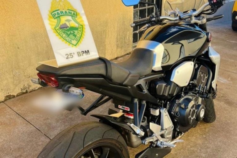Moto barulhenta e com placa dobrada é apreendida em Umuarama.