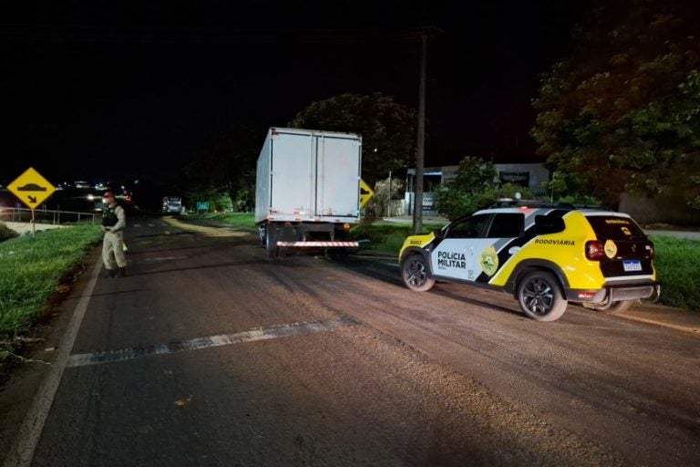 Acidente com ônibus e caminhão deixa dois feridos na PR-317.