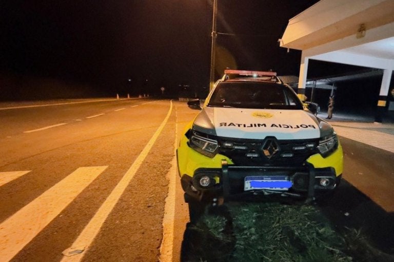 Motociclista fica ferido durante perseguição e colisão em posto policial na PR-082.