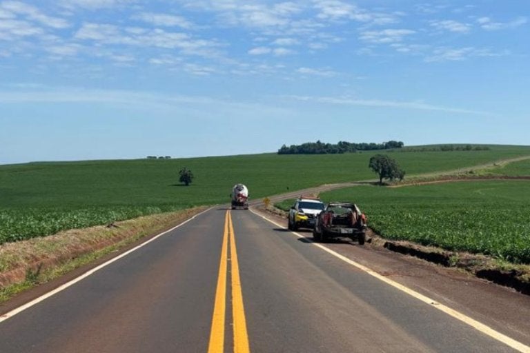 Capotamento na PR-486 deixa dois feridos, em Nova Aurora.