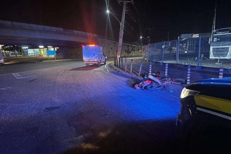Motociclista que faria aniversário neste sábado morre após colidir em pilares de ferro na BR-376.