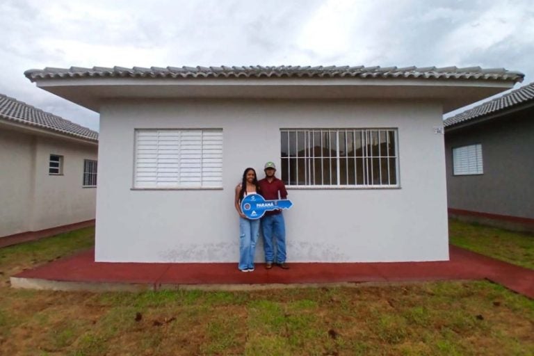 Famílias de Alto Paraíso recebem novas casas pelo programa Casa Fácil Paraná.