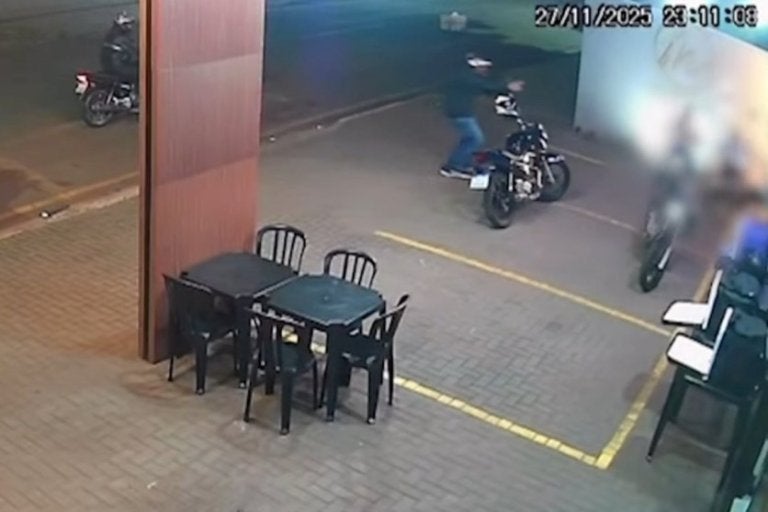 Motoboy é executado em frente a pizzaria por dois homens em motocicleta