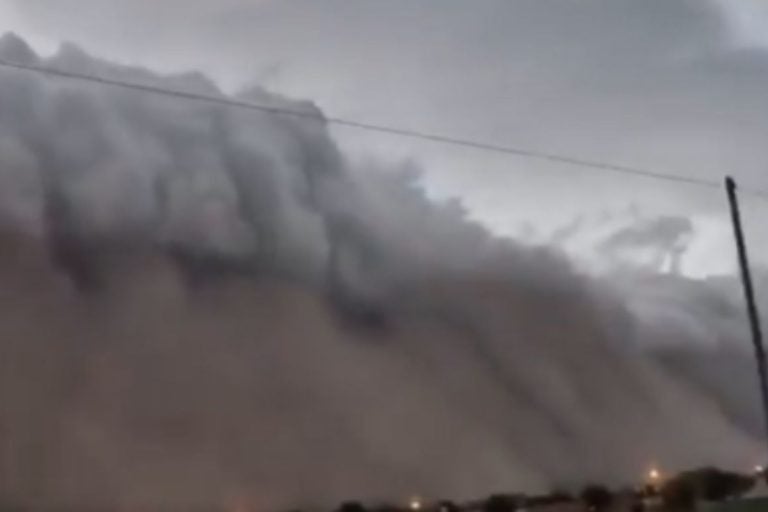 Ciclone cria "muralha" de nuvens na Argentina e avança para o Brasil.