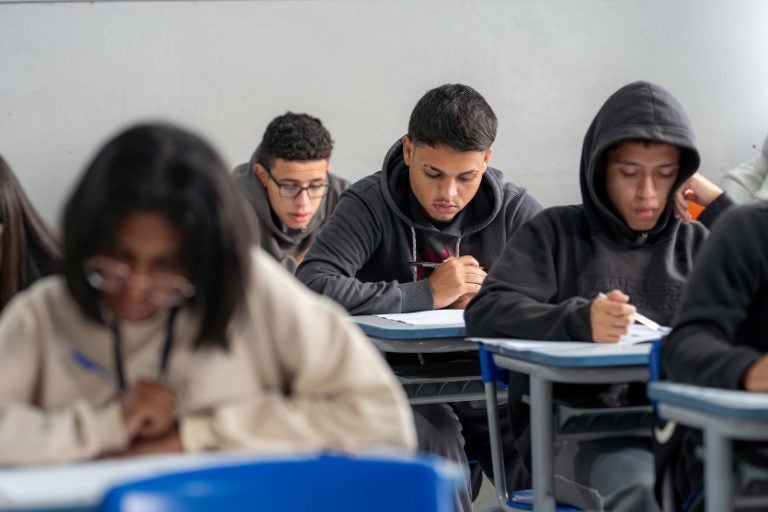 Enem 2025 começa neste domingo com a participação de 195 mil estudantes no PR.