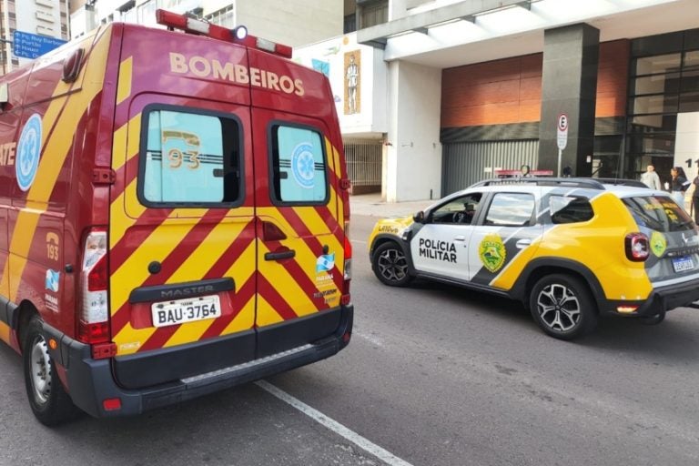 Homem é agredido com rolo de pão após discussão com morador de rua.