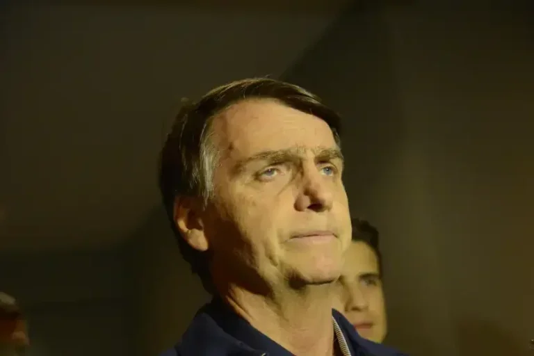 Defesa pede ao STF prisão domiciliar humanitária para Jair Bolsonaro.