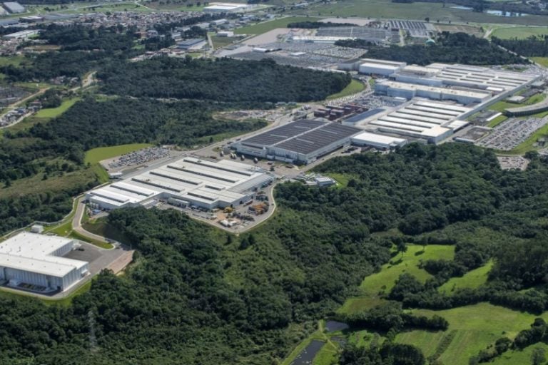 Geely e Renault firmam aliança para produzir carros de última geração no Paraná.