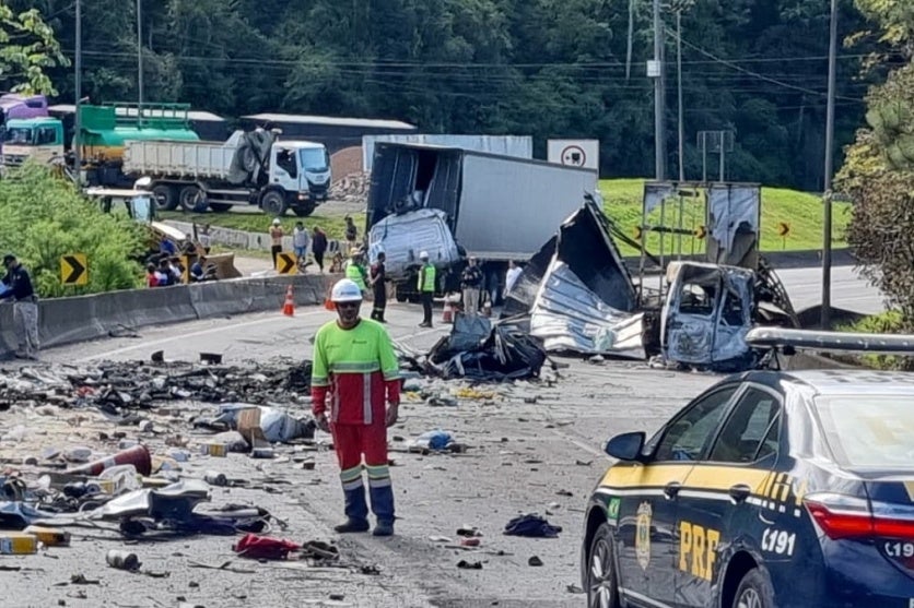 Engavetamento na BR-376 em Guaratuba deixa 14 feridos e caminhoneiro morto.
