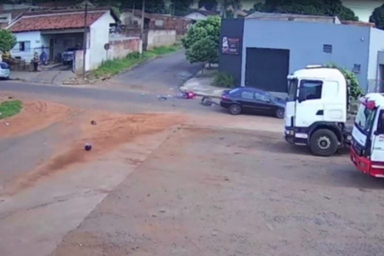 Vídeo mostra gravíssimo acidente envolvendo motociclista e carro no Jardim Pimentel