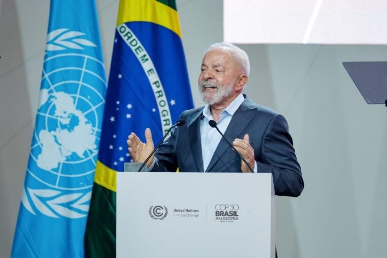 "Elu/delu": Lula sanciona proibição de linguagem neutra na administração pública.