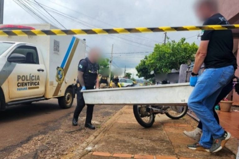 Filha encontra mãe morta a facadas e irmã de 2 anos chorando ao lado do corpo.