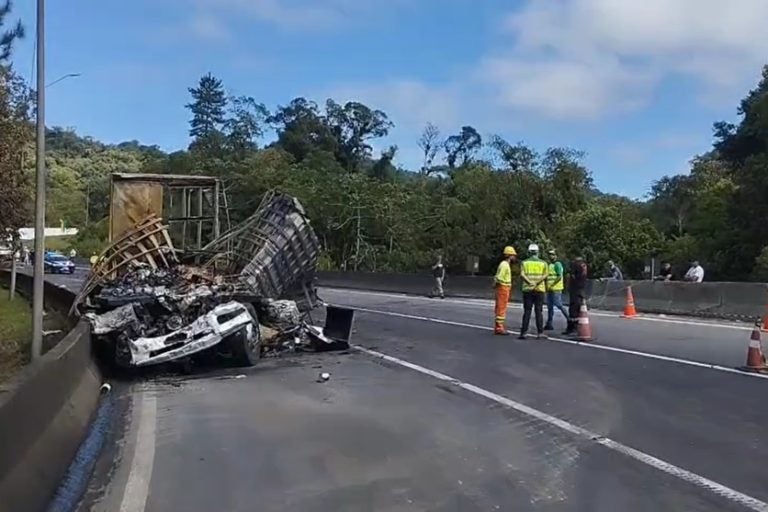 PRF divulga dinâmica do engavetamento na BR-376 que matou caminhoneiro.