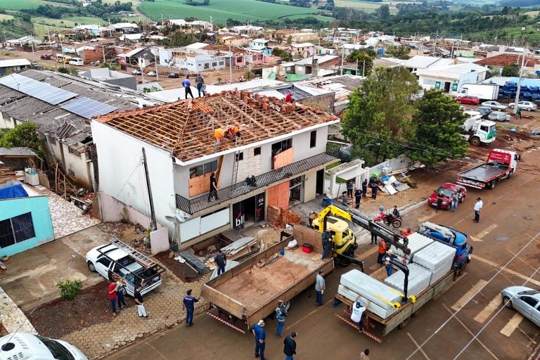 Após tornado, 70% dos imóveis de Rio Bonito do Iguaçu já receberam cobertura